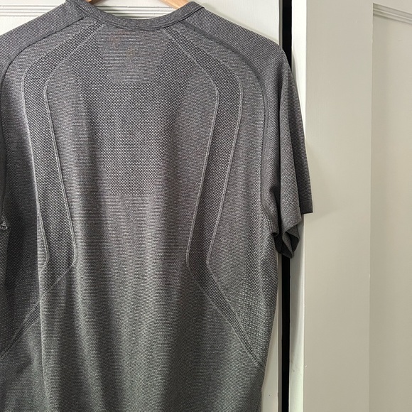 LuluLemon Metal Vent Teck Short-Sleeve - Picture 9 of 10